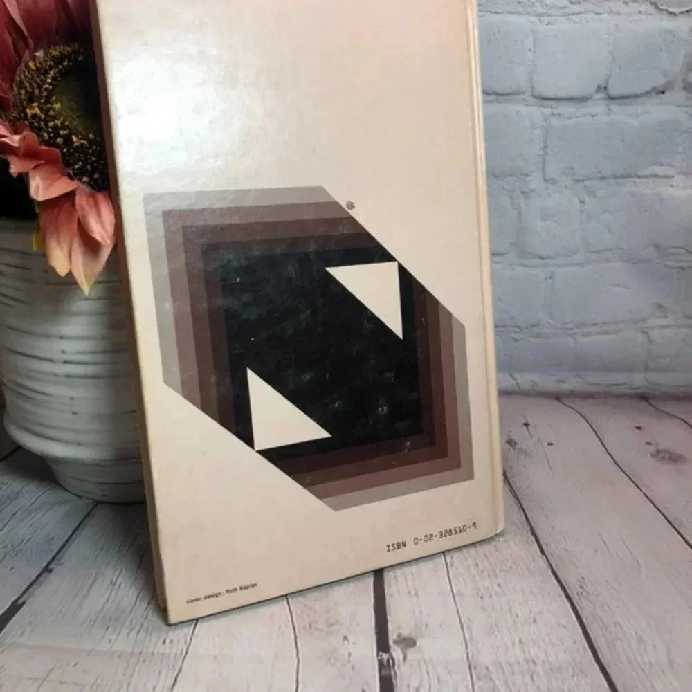 Vintage 1984 Basic issues in MASS COMMUNICATION a debate textbook